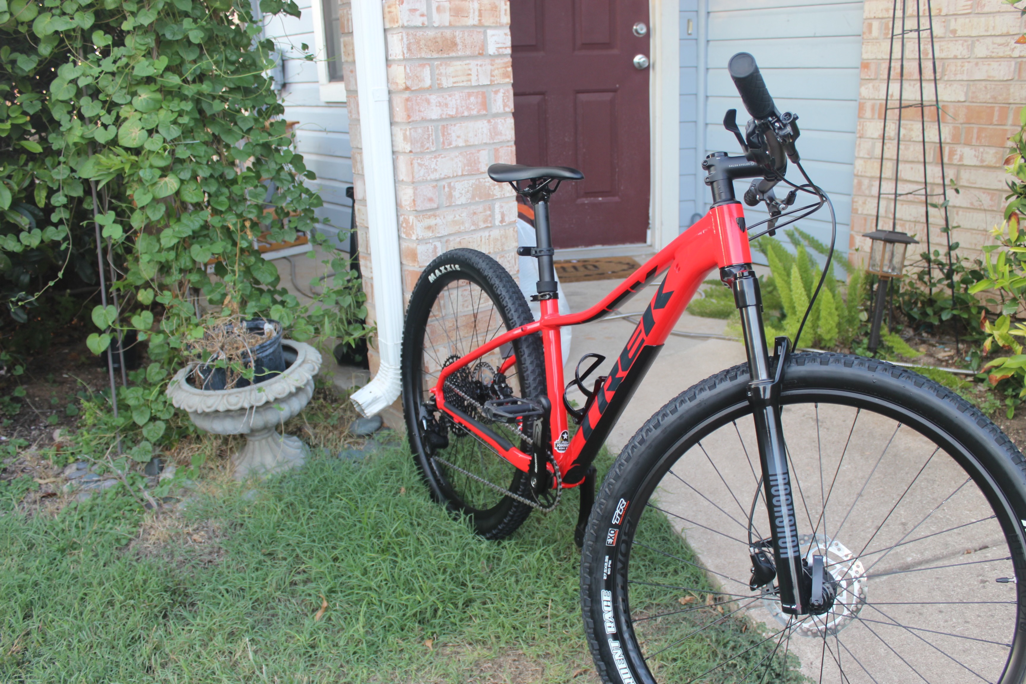 2022 Trek Marlin 8 - BicycleBlueBook.com